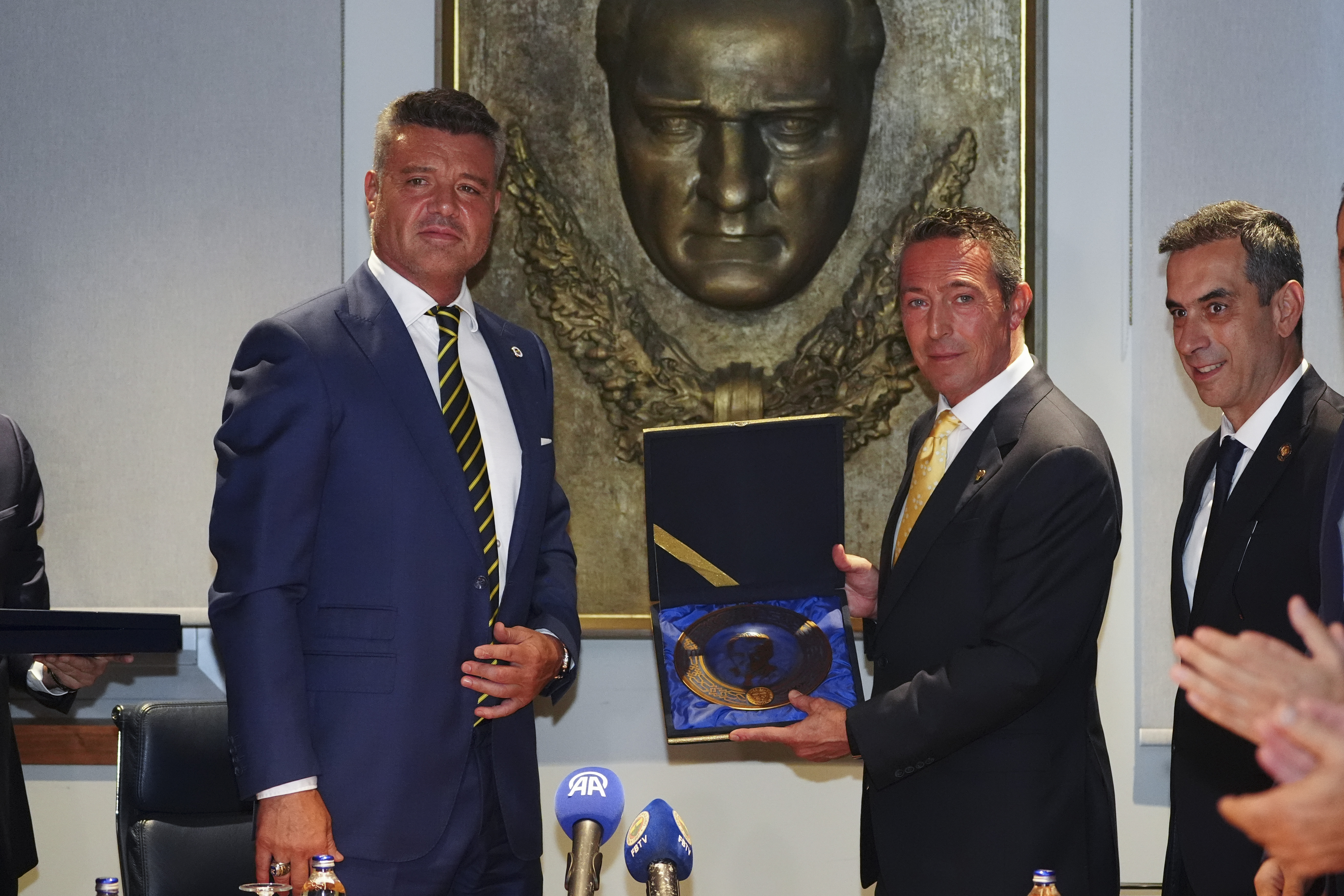 fenerbahcenin yeni baskani sadettin saran mazbatasini ali koctan aldi 2 j7YnAHRH