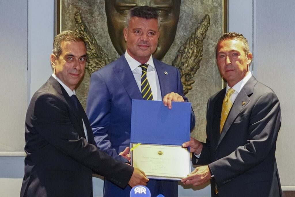 fenerbahcenin yeni baskani sadettin saran mazbatasini ali koctan aldi DYSc5mzk