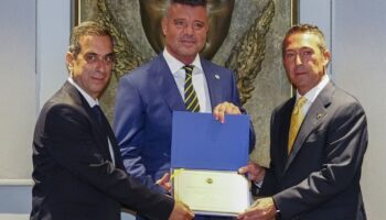 fenerbahcenin yeni baskani sadettin saran mazbatasini ali koctan aldi DYSc5mzk