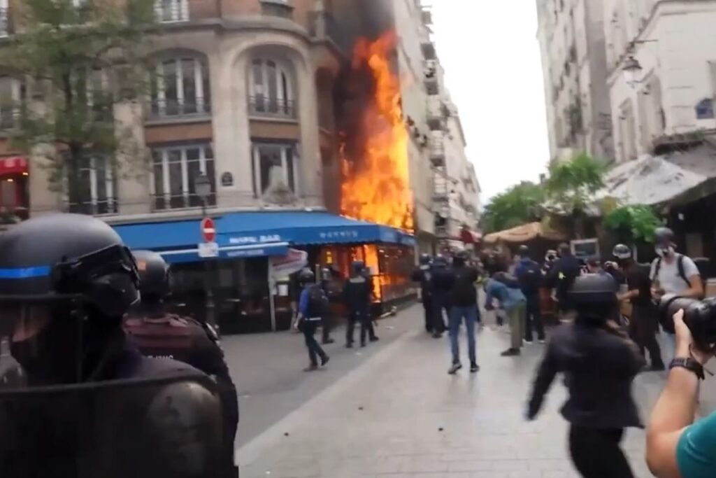 fransada macron karsiti gosterilerde polisle protestocular catisti ycIeJNsF