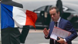 fransanin yeni basbakani sebastien lecornu ulkenin eski basbakanlarina taninan omur boyu ayricaliklari sonlandirdi MiguDexL