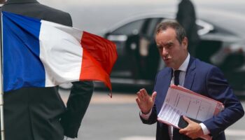 fransanin yeni basbakani sebastien lecornu ulkenin eski basbakanlarina taninan omur boyu ayricaliklari sonlandirdi MiguDexL