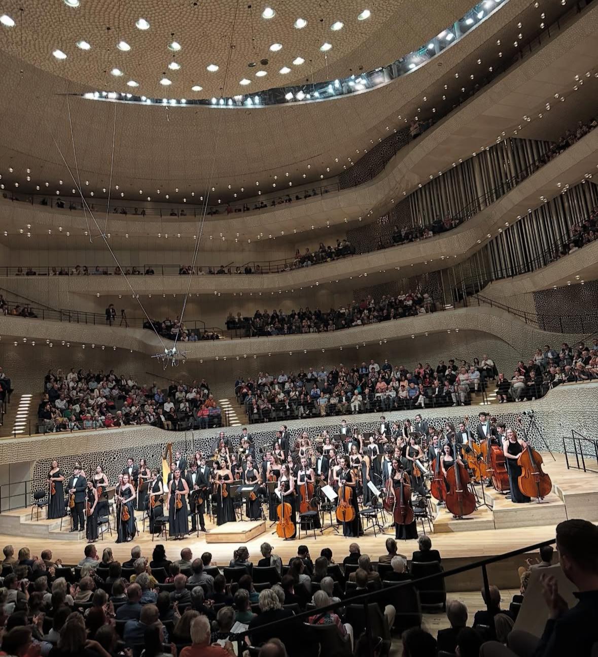 guler sabanci turkiye genclik filarmoni orkestrasinin hamburg konserini izledi genclerimizi yurekten kutluyorum dedi 0