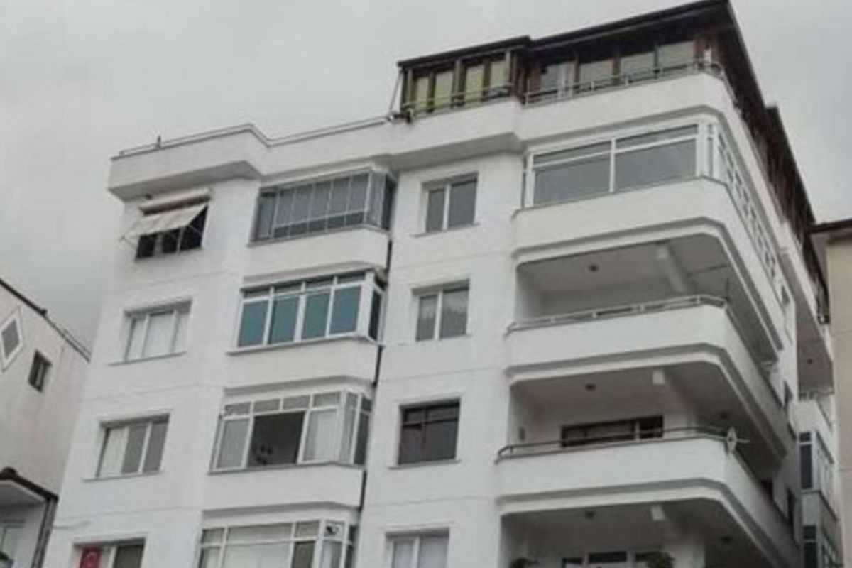 gullunun kizinin ifadesi roman havasi oynuyordu alkollu oldugu icin dengesini kaybedip dustu 1 pIyOpvF4