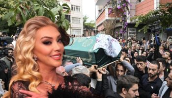 gullunun kizinin ifadesi roman havasi oynuyordu alkollu oldugu icin dengesini kaybedip dustu 4DTTCPIA