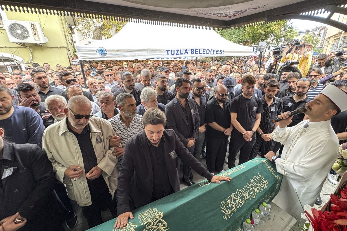 gullunun kizinin ifadesi roman havasi oynuyordu dengesini kaybedip dustu 0 dEPG84VU