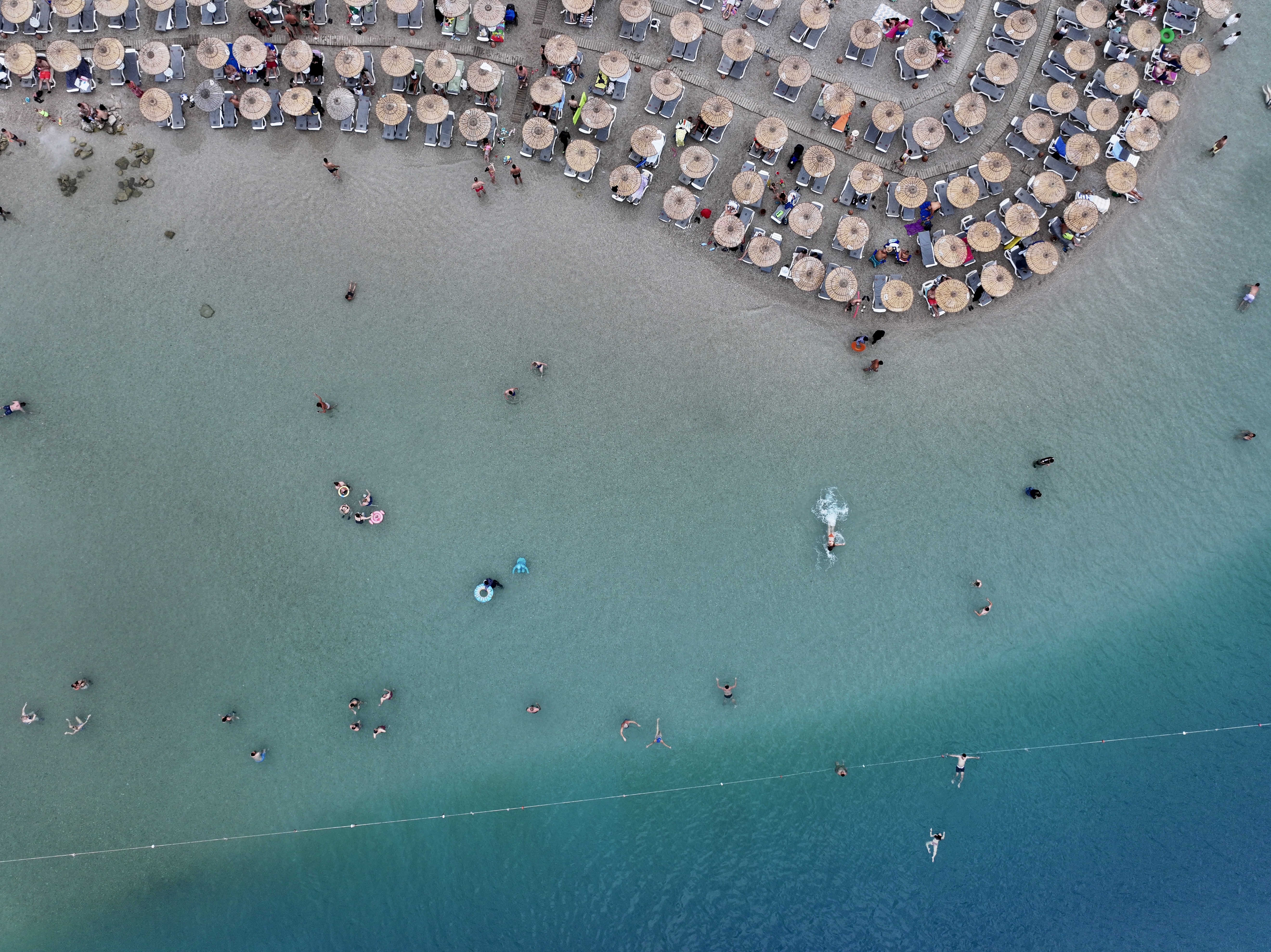 gunesli havanin devam ettigi fethiye ve marmariste sahillerde deniz keyfi suruyor 0 Am54a7YX