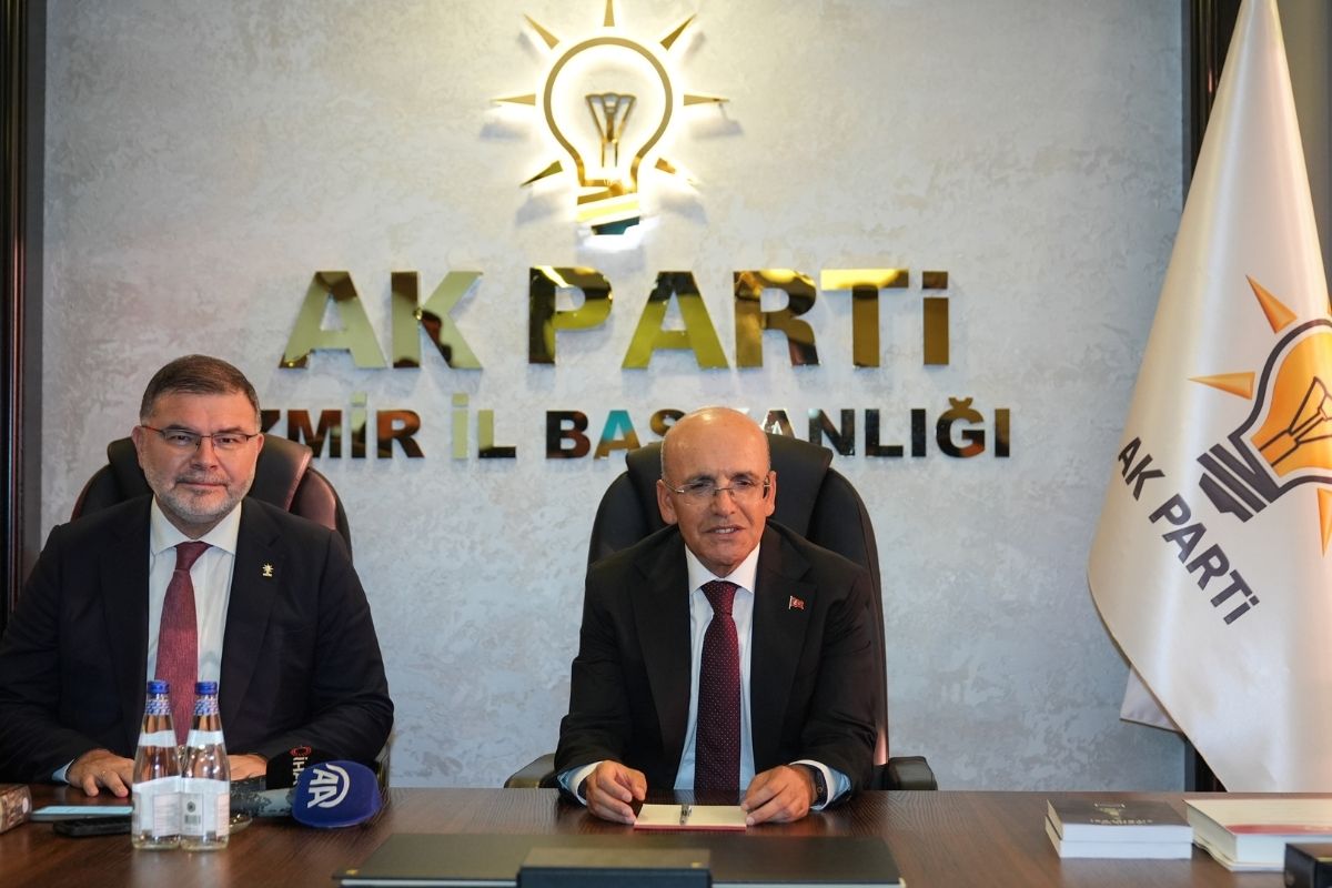 hazine ve maliye bakani mehmet simsek izmirde is insanlariyla bulustu 0 zCIYD67k
