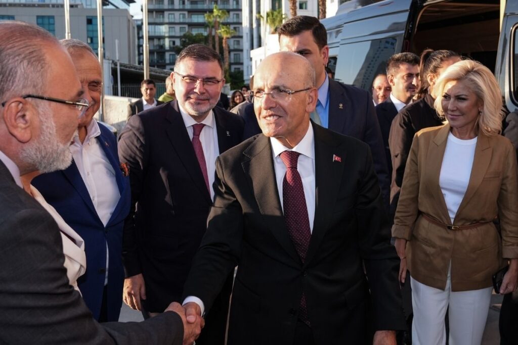 hazine ve maliye bakani mehmet simsek izmirde is insanlariyla bulustu OGQ8rdmx
