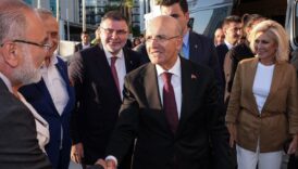 hazine ve maliye bakani mehmet simsek izmirde is insanlariyla bulustu OGQ8rdmx