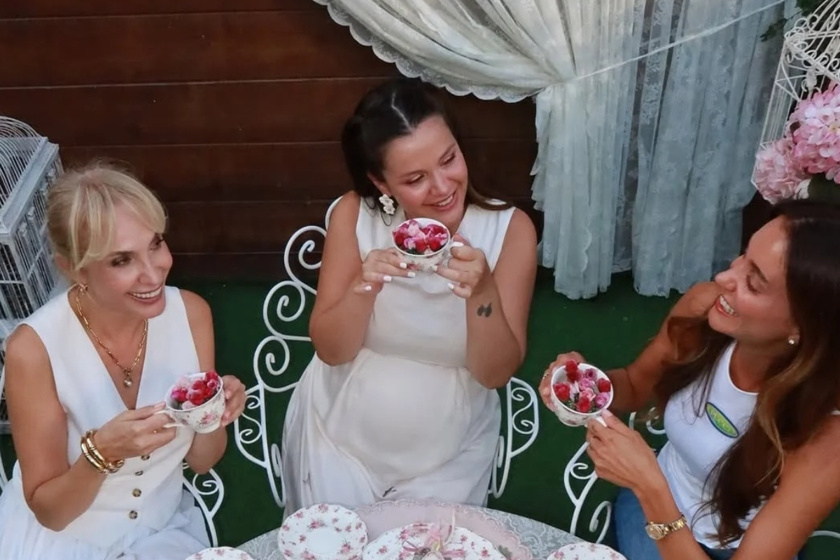 ilk bebegini kucagina almaya hazirlanan irem helvacioglu dogum oncesi baby shower partisi duzenledi 0 TM6jrFrQ