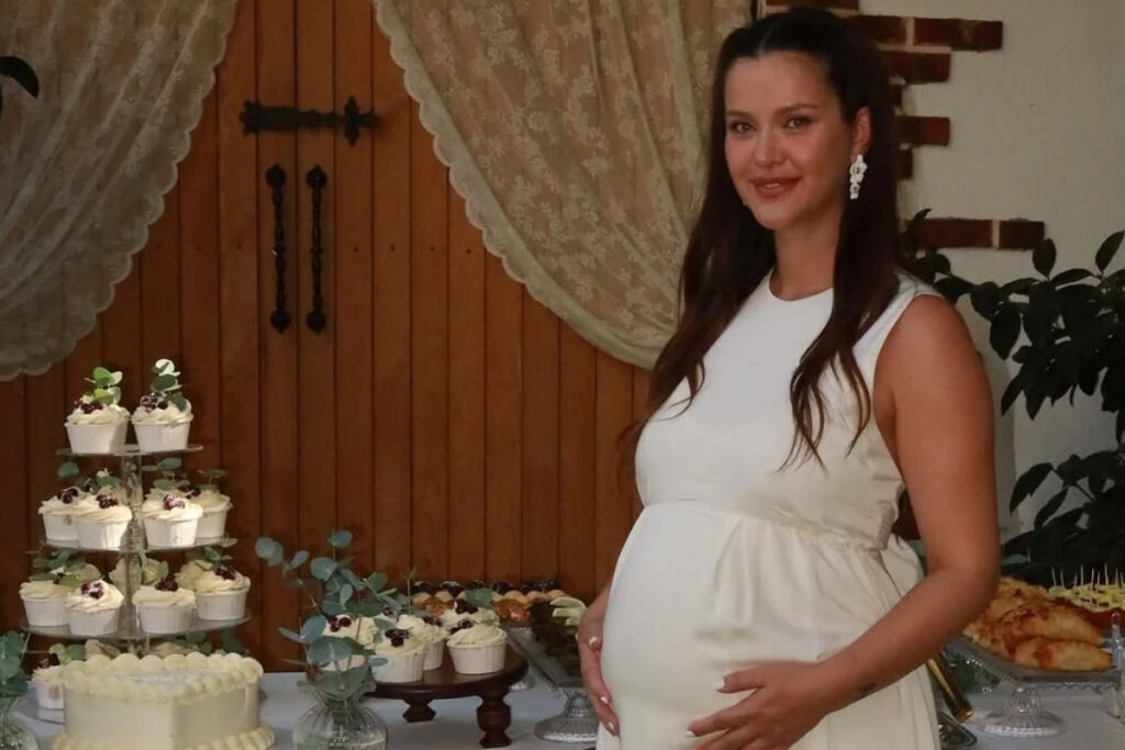 ilk bebegini kucagina almaya hazirlanan irem helvacioglu dogum oncesi baby shower partisi duzenledi GxT3qPl4