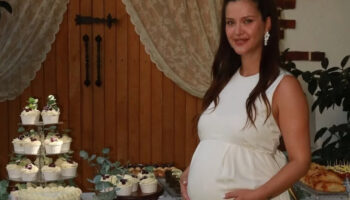 ilk bebegini kucagina almaya hazirlanan irem helvacioglu dogum oncesi baby shower partisi duzenledi GxT3qPl4