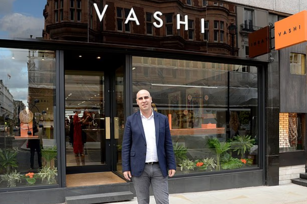 ingilterenin en buyuk mucevher perakendecisi vashi dominguez sirketine yapilan 170 milyon sterlinlik yatirimlari alarak
