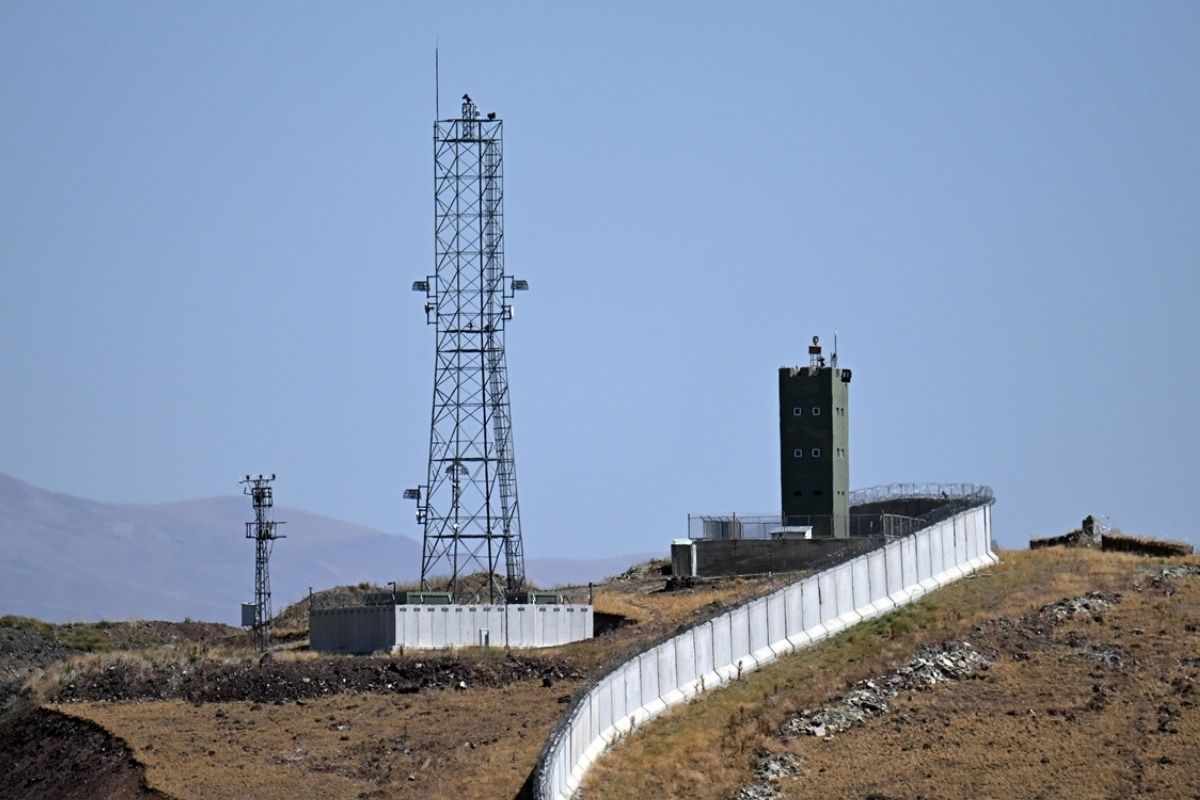 iran sinirindaki yasa disi gecislerin engellenmesi amaciyla orulen guvenlik duvari 204 kilometreye ulasti 1 qccTejcC
