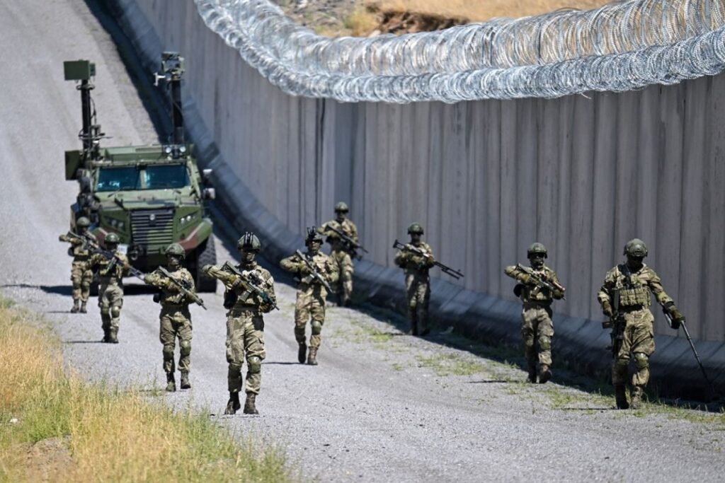 iran sinirindaki yasa disi gecislerin engellenmesi amaciyla orulen guvenlik duvari 204 kilometreye ulasti eLgQMnkt