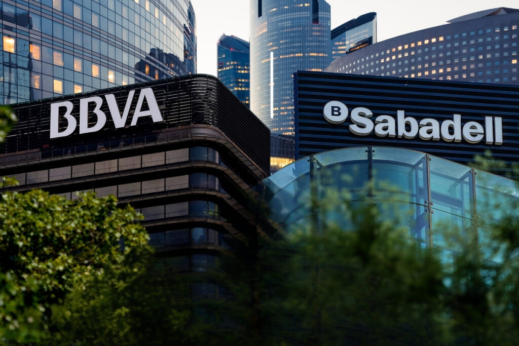 ispanyol bankasi bbva rakip banka sabadelli almak icin hisse basi teklifini yuzde 10 oraninda VEe4j4U3