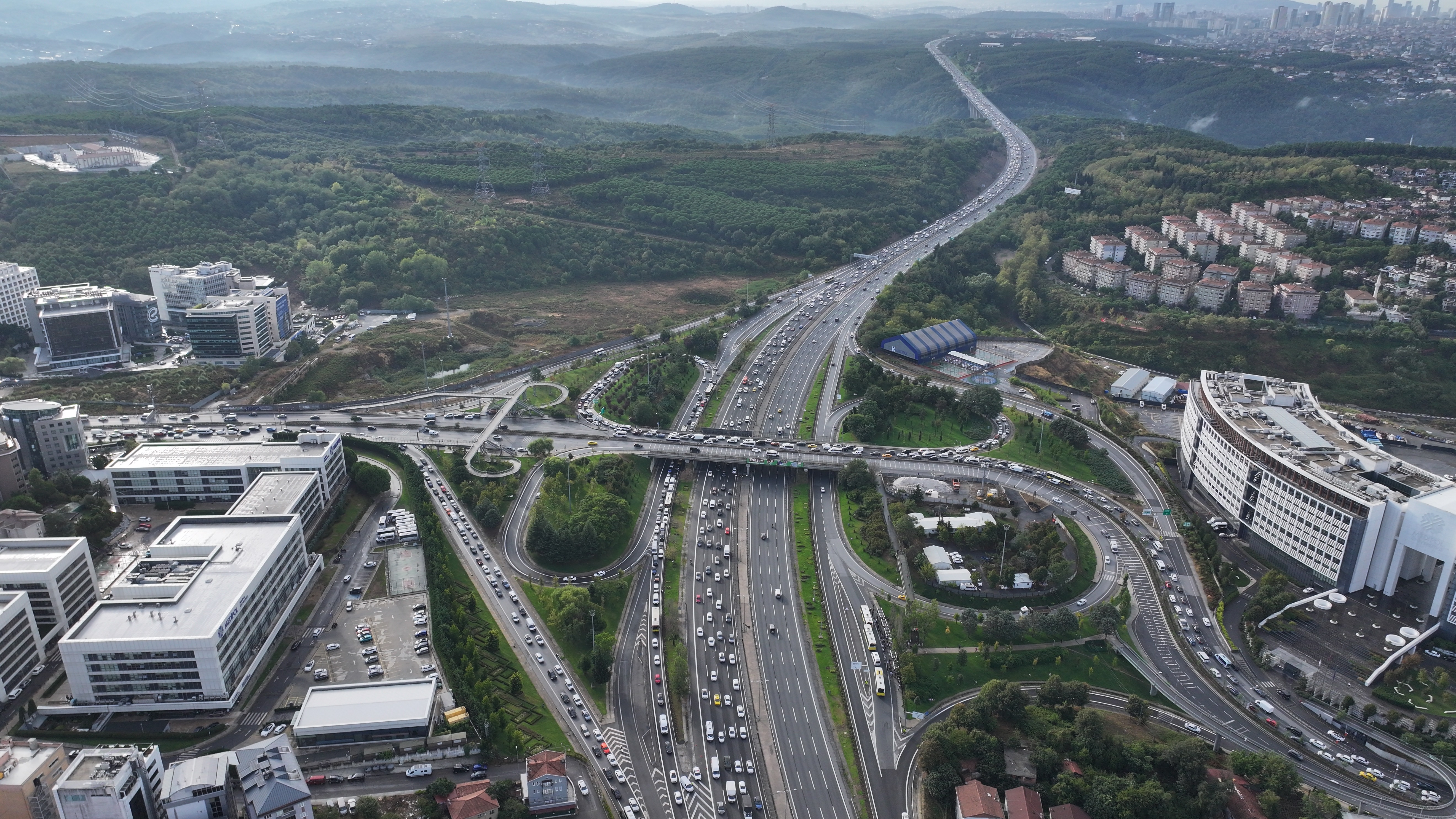 istanbulda yeni egitim ogretim yilinin ilk gununde trafik yogunlugu yasaniyor 0 56KnacUM