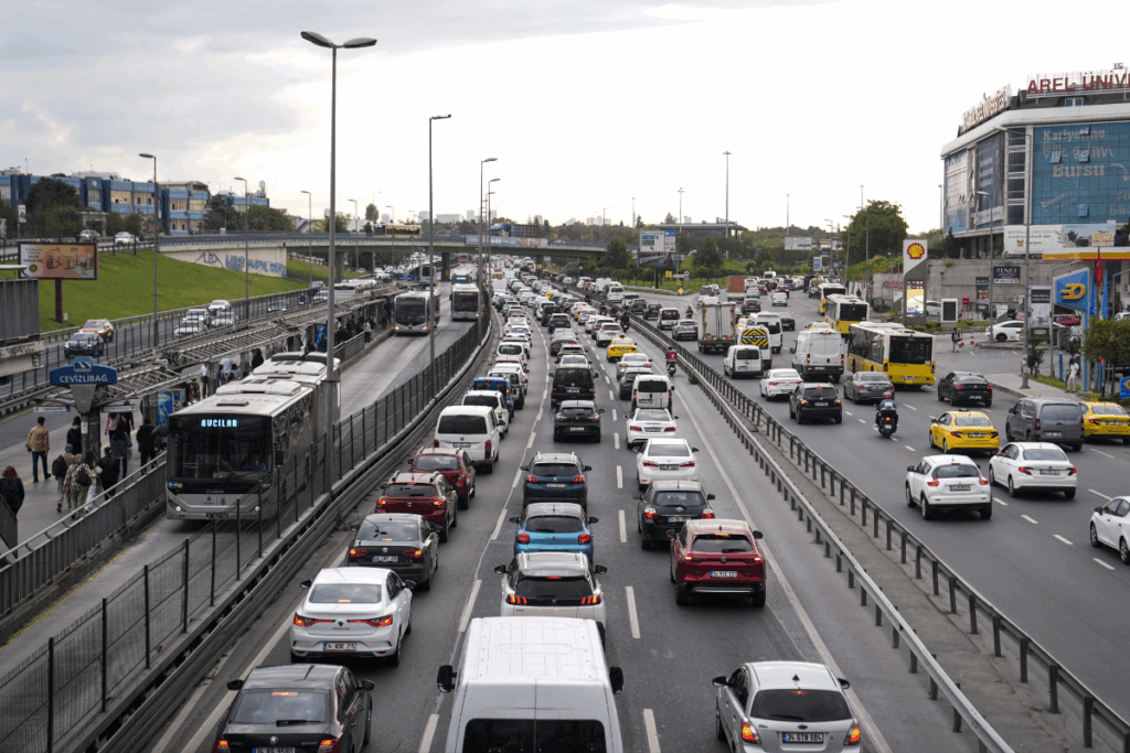 istanbulda yeni egitim ogretim yilinin ilk gununde trafik yogunlugu yasaniyor mTsmWFue