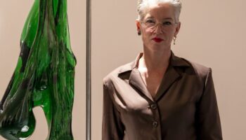 isvecli sanatci sa jungnelius anadoluda cam ustalariyla bulusturdugu eserlerini pera muzesinde sergiliyor 31Ph7vCe