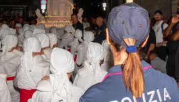 italyan polisi viterbodaki santa rosa festivaline saldiri planlayan iki turk supheliyi silahlarla yakaladi 9MXyCInw