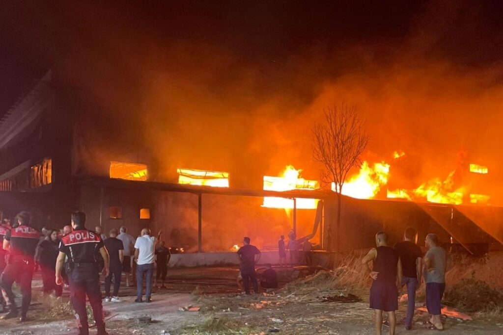 izmirde mobilya fabrikasinda yangin cikti 6UATRCIM