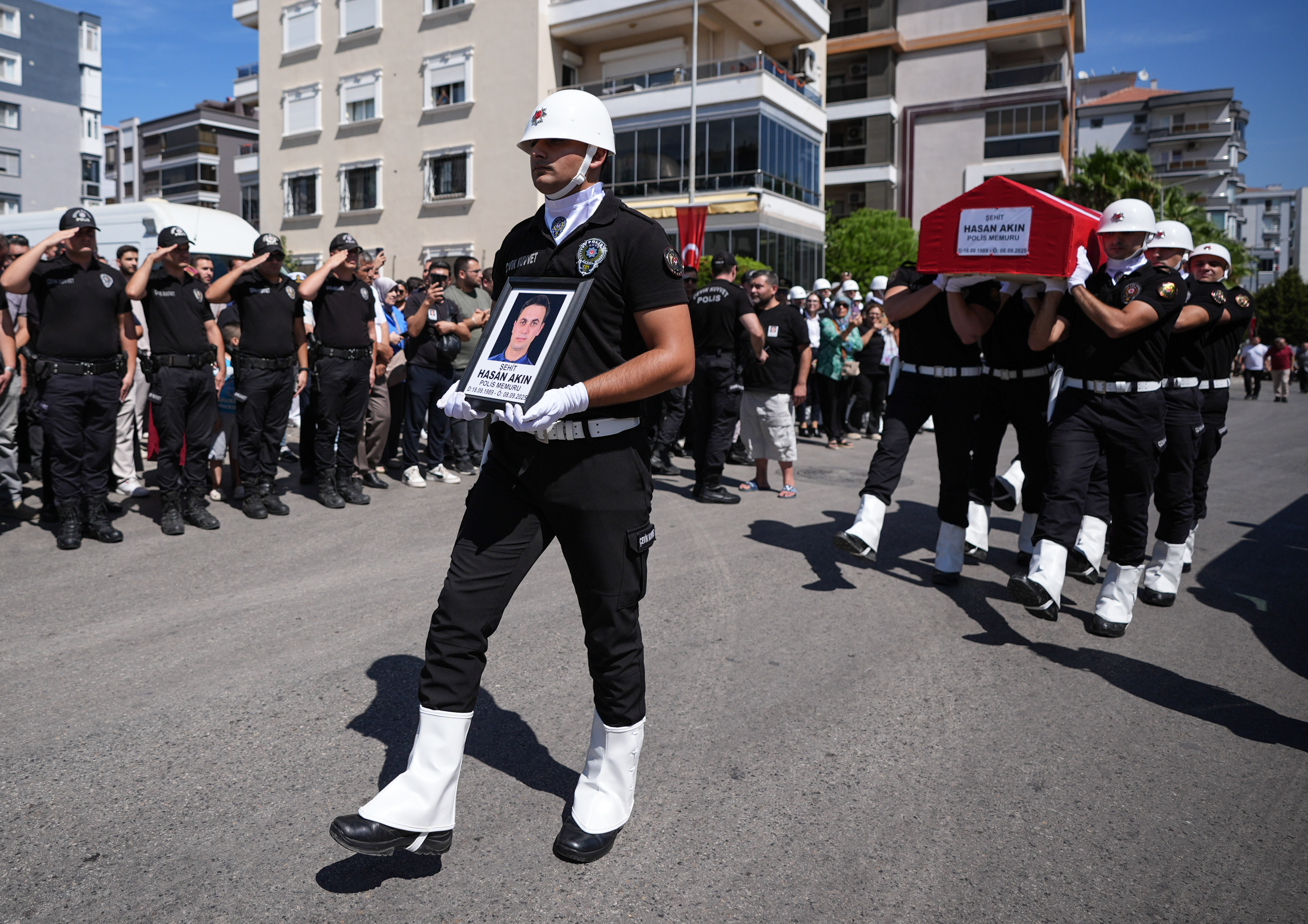 izmirdeki saldirida sehit olan polislere son veda 0 eaYk9b8c