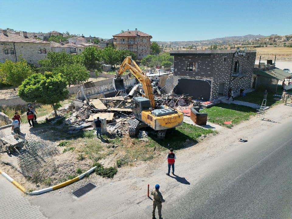 kapadokyada peribacalarinin yaninda izinsiz sekilde insa edilen otel ve restoran yikildi 0 pjBLJjK6