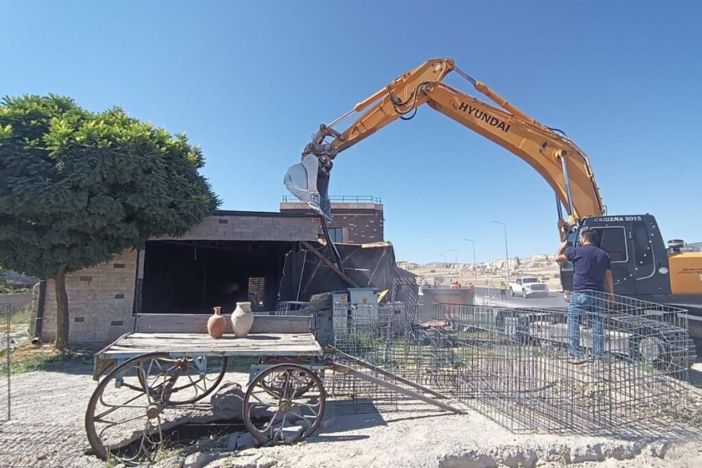 kapadokyada peribacalarinin yaninda izinsiz sekilde insa edilen otel ve restoran yikildi YQV5NMlu