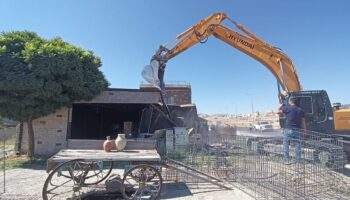 kapadokyada peribacalarinin yaninda izinsiz sekilde insa edilen otel ve restoran yikildi YQV5NMlu