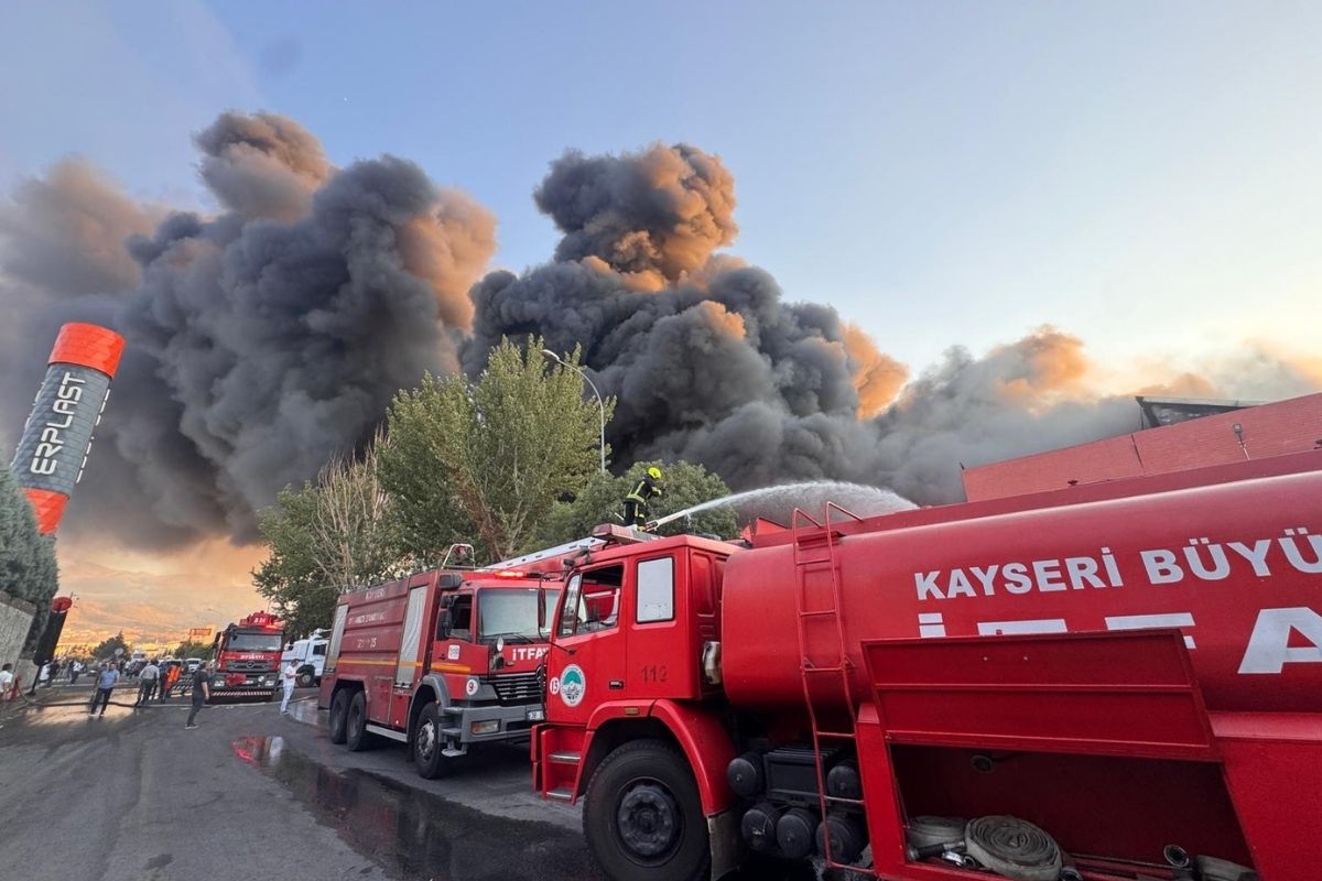 kayseride organize sanayi bolgesindeki kece fabrikasinda yangin cikti 1