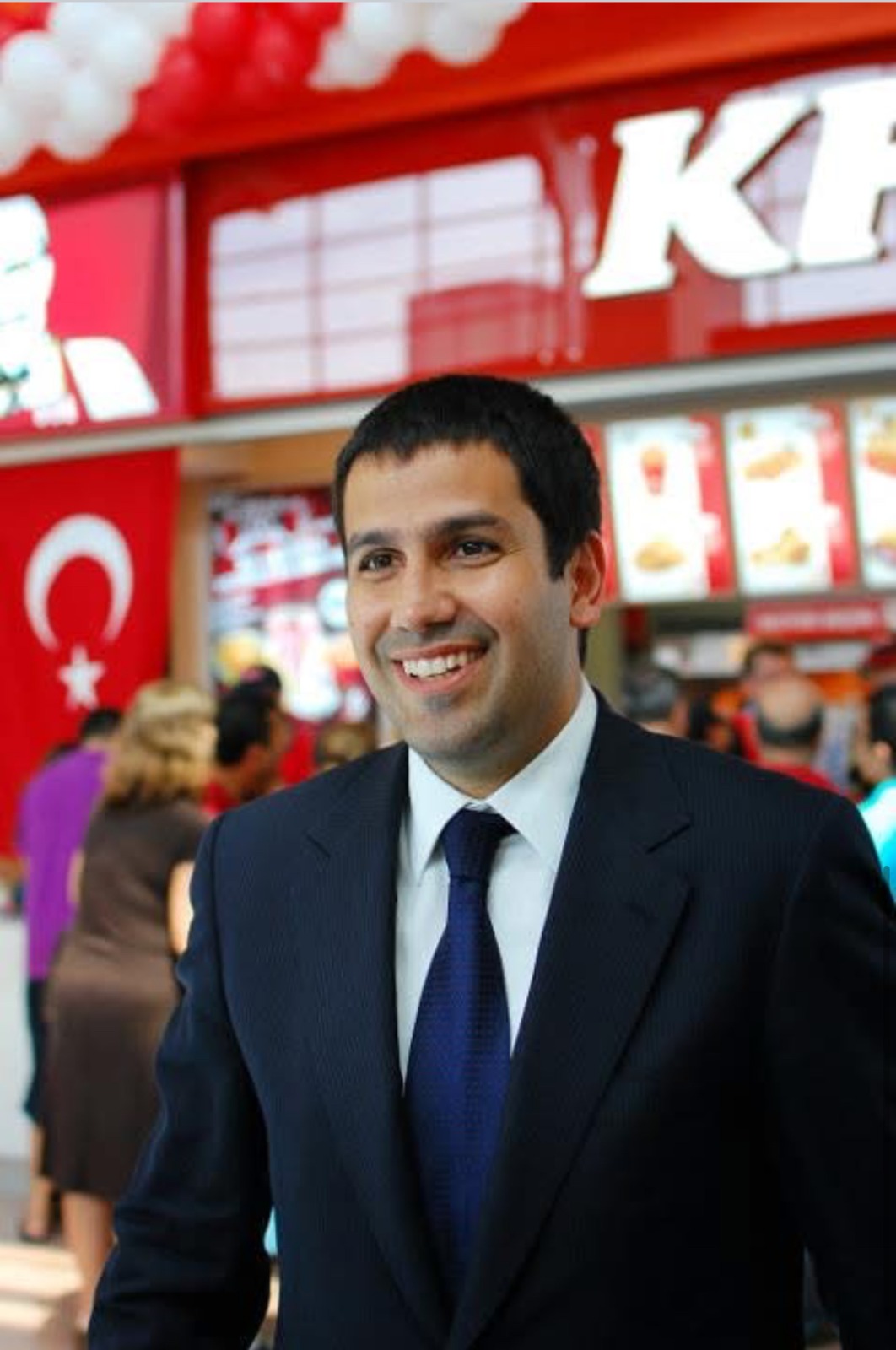 kfcyi 1989da turkiyeye getiren suzerin oglu serhan suzer beceriksizlik dedi ve batisin hikayesini anlatti Wd3CGvr4