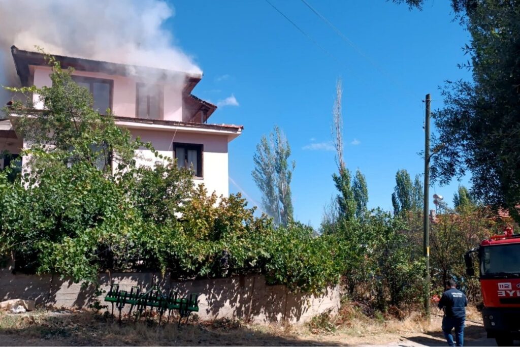 kutahyada gozleme yapildigi sirada binanin teras katinda yangin cikti xsRIflAV