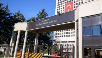 maliye bakanligi yurt disindan vergisiz getirilen ferrari ve diger luks araclari t plakayla kullanan qXFiCZL9