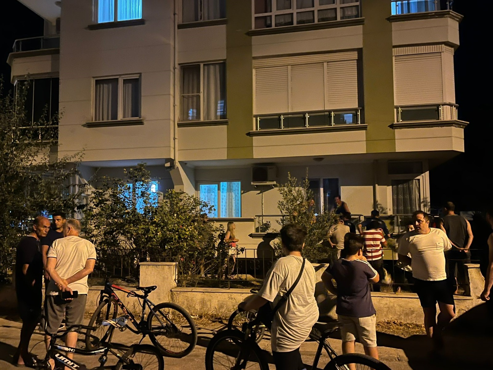 mentese belediye baskani gonca koksal arasin ailesinin evine molotofkokteyli atan saldirganlar balkonlari karistirdiklarini soyledi VMzHZFlP