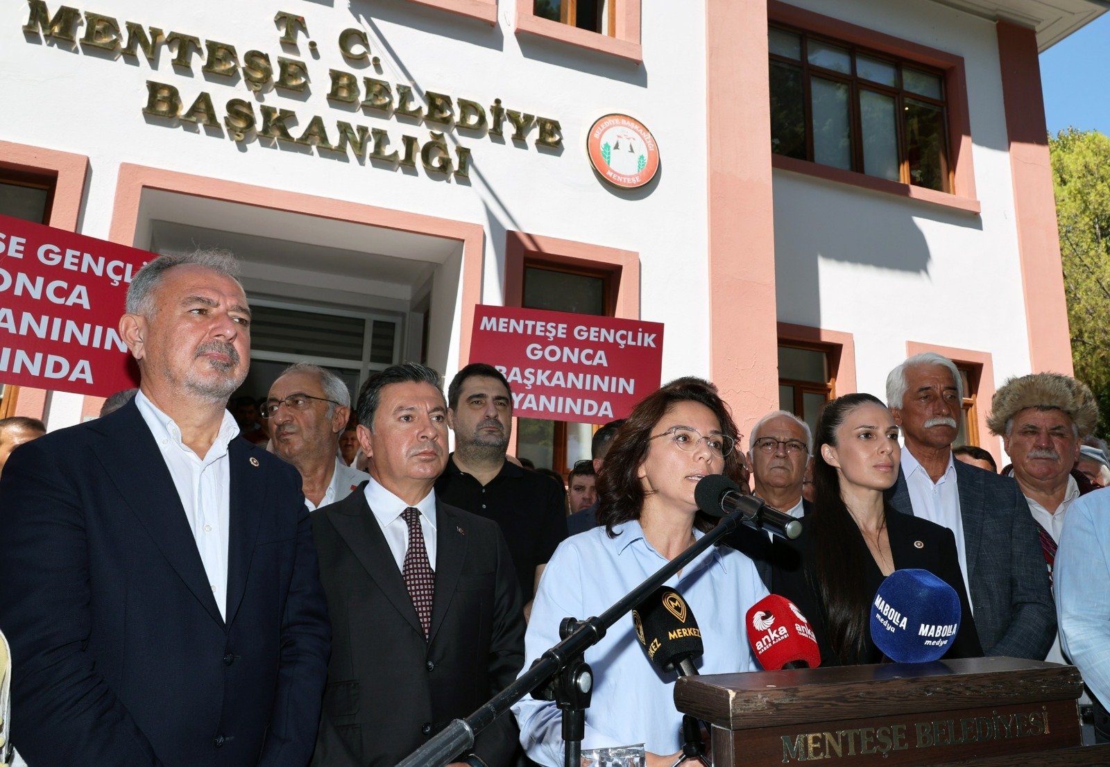 mentese belediye baskani gonca koksal arasin ailesinin evine molotofkokteyli atan saldirganlar balkonlari karistirdiklarini soyledi qeNFnpZO