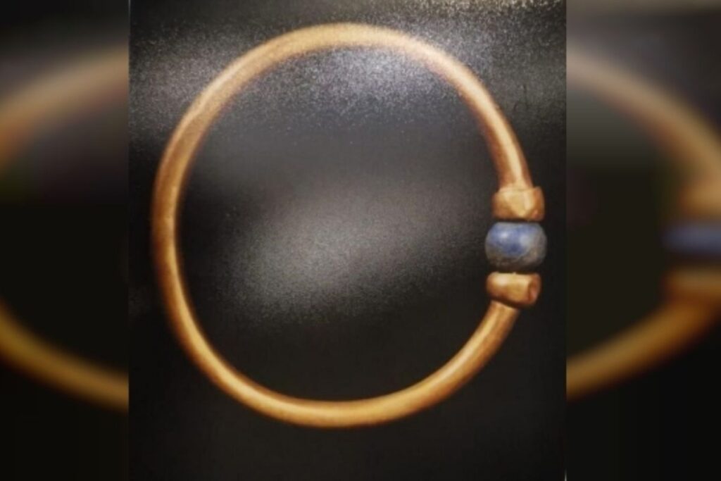 misirda muzeden calinan 3 bin yillik paha bicilmez altin bilezik 3 bin 750 dolara 1w3cYeFv