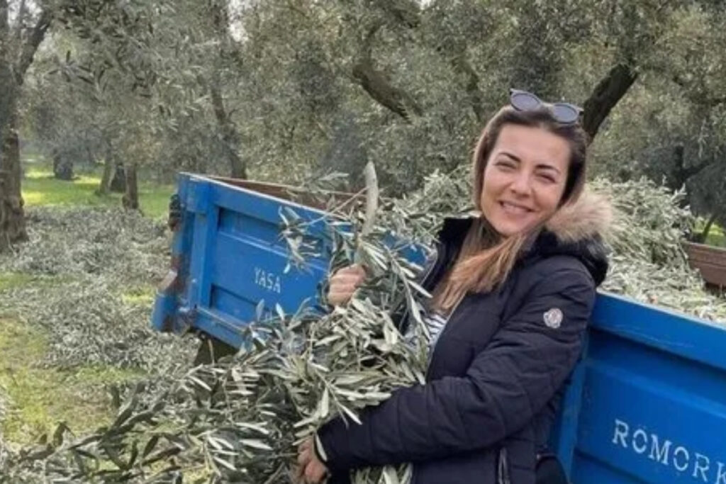 oyuncu burcu kara cocuklugundan beri bagli oldugu zeytin agaclarindan ilham alarak kendi zeytinyagi markasini XNJIIk7y
