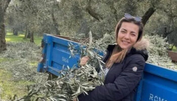 oyuncu burcu kara cocuklugundan beri bagli oldugu zeytin agaclarindan ilham alarak kendi zeytinyagi markasini XNJIIk7y