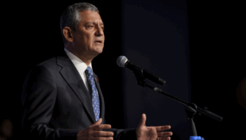 ozgur ozel chpnin 22 olaganustu kurultayinda oylarin tamamini alarak yeniden genel baskan secildi QdbaIv2z