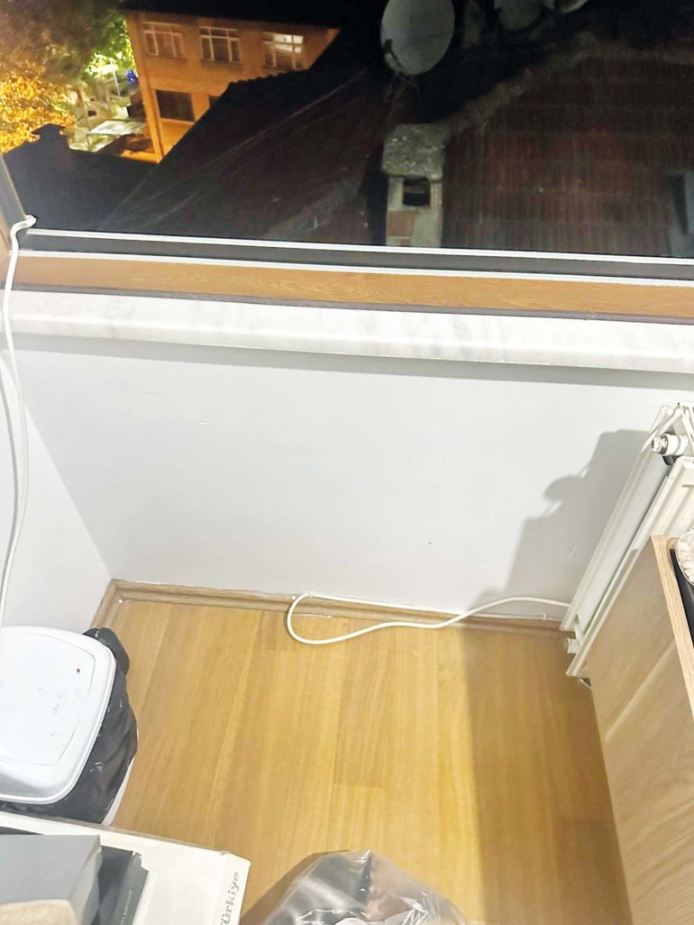 pencereden dusmustu sarkici gullunun aci olumunde kaygan parke detayi 1 cshdYgvt