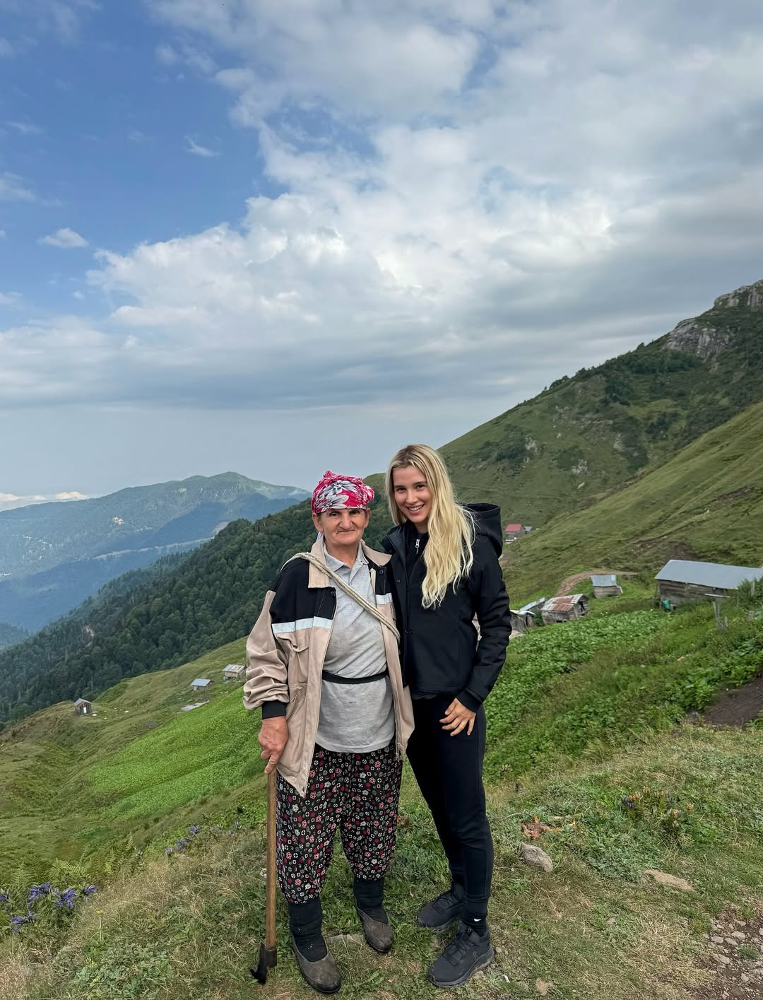 pinar sabanci ve esi ilhan sabanci karadeniz yaylalarina cikti 0 jHtaF1O1
