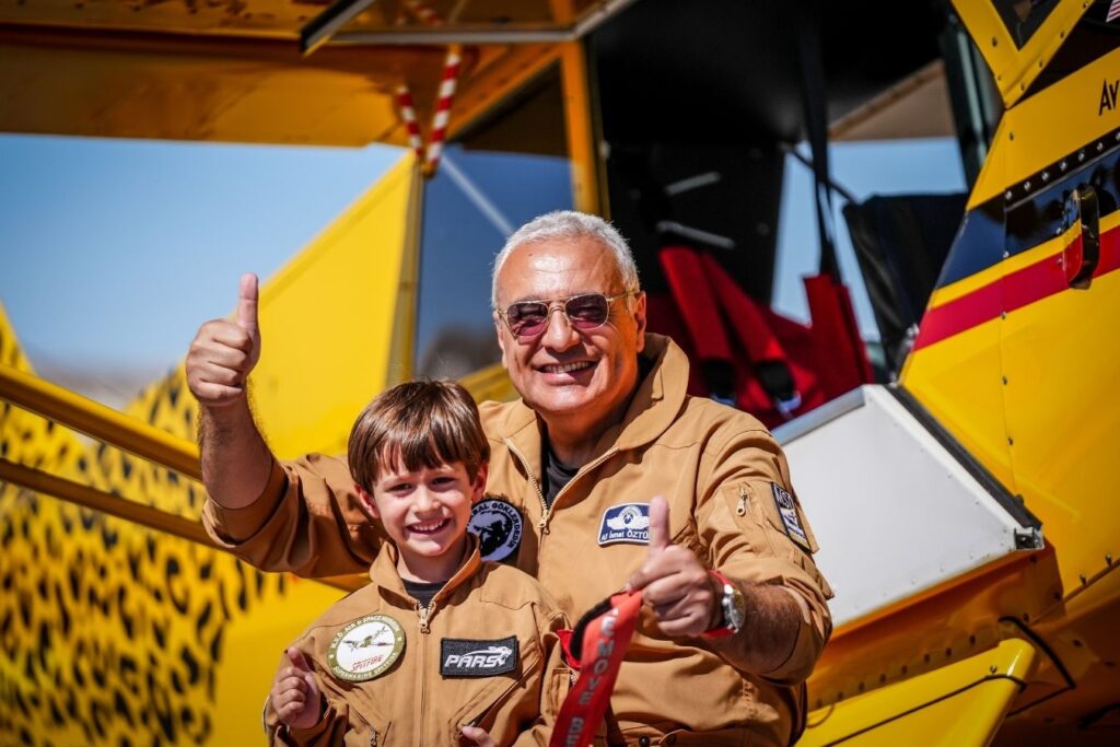 profesyonel akrobasi pilotu 60 yasindaki ali ismet ozturk ile 5 yasindaki torunu pars eskisehirde 3BpKVKOK
