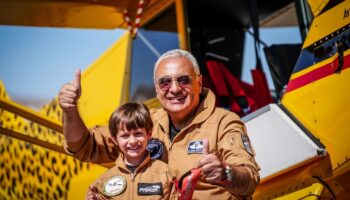 profesyonel akrobasi pilotu 60 yasindaki ali ismet ozturk ile 5 yasindaki torunu pars eskisehirde 3BpKVKOK