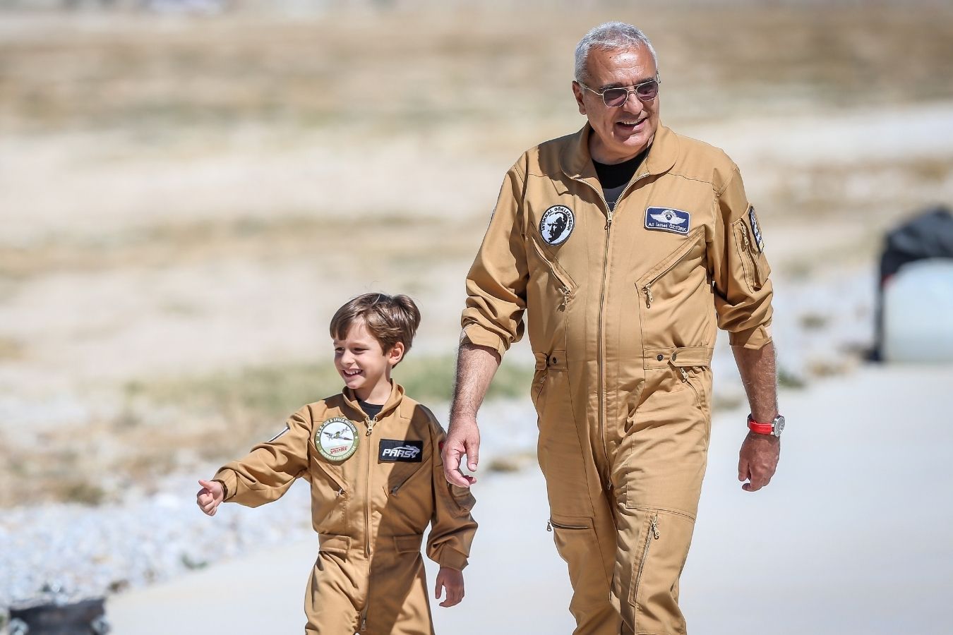 profesyonel akrobasi pilotu 60 yasindaki ali ismet ozturk ile 5 yasindaki torunu pars eskisehirde VlbrIZOs