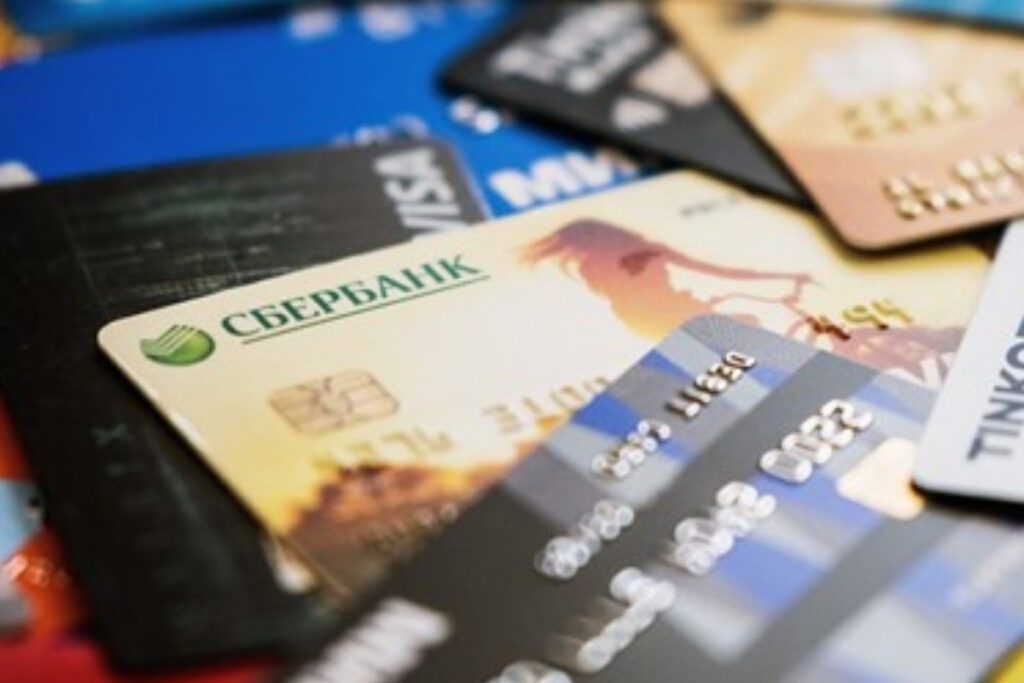 rusyada bankalar musterilerin kredi karti limitlerini kitlesel olarak sifirlamaya basladi l9XaNMII
