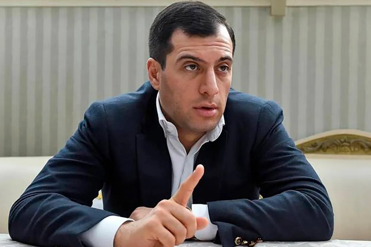 rusyanin en zengin gumrukcusu boris avagyan mahkemeden firar ettikten sonra sigindigi konsoloslukta olu bulundu
