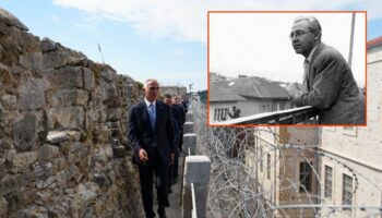 sabahattin alinin duvarlarina vuran dalga seslerini dinleyerek aldirma gonul siirini yazdigi sinop cezaevi muze MdZLrjxC