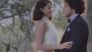 selena gomez ve benny blanco evlendi dugunu goz kamastirdi cnzq9FRQ
