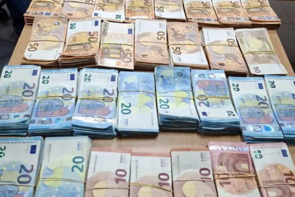 sinirda yakalanan uc turkte 100 bin euro ve yarim kilo altin ele gecirildi DOe764UC